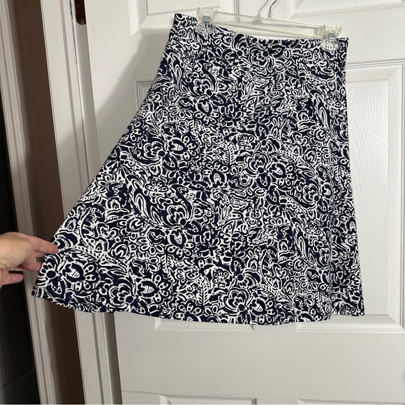 Dress Barn size Med., a-line, swingy skirt with wide stretch waist, blue/white - Picture 6 of 6